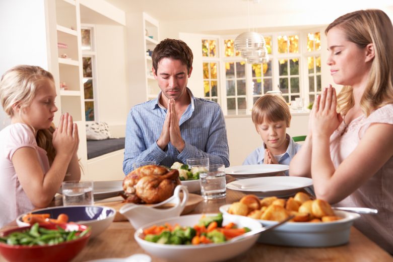 Family-Saying-Prayer-Before-Eating